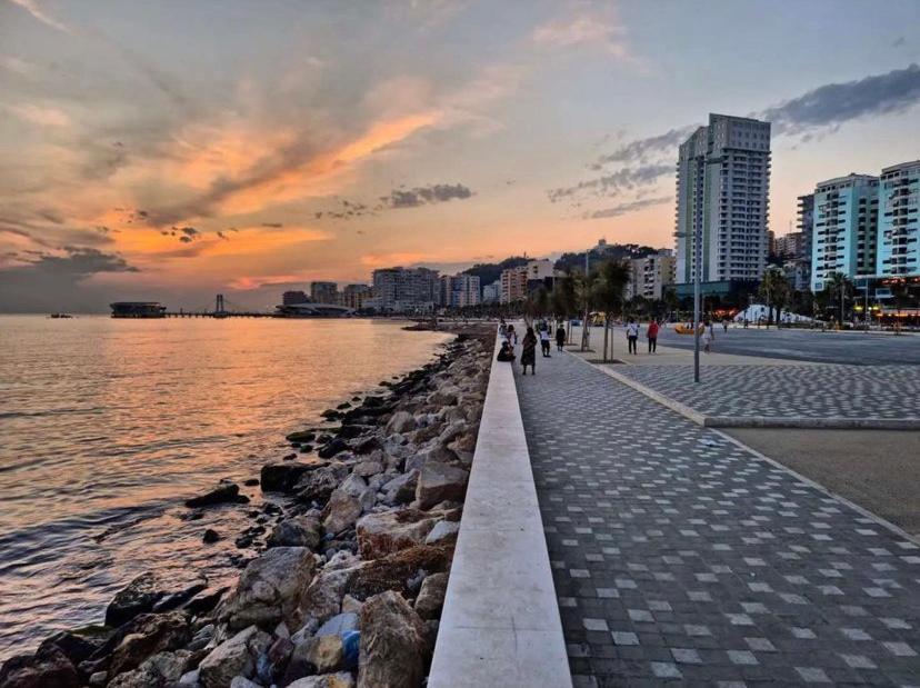 Lovely Studio Apartment Beachfront Durres Exterior photo